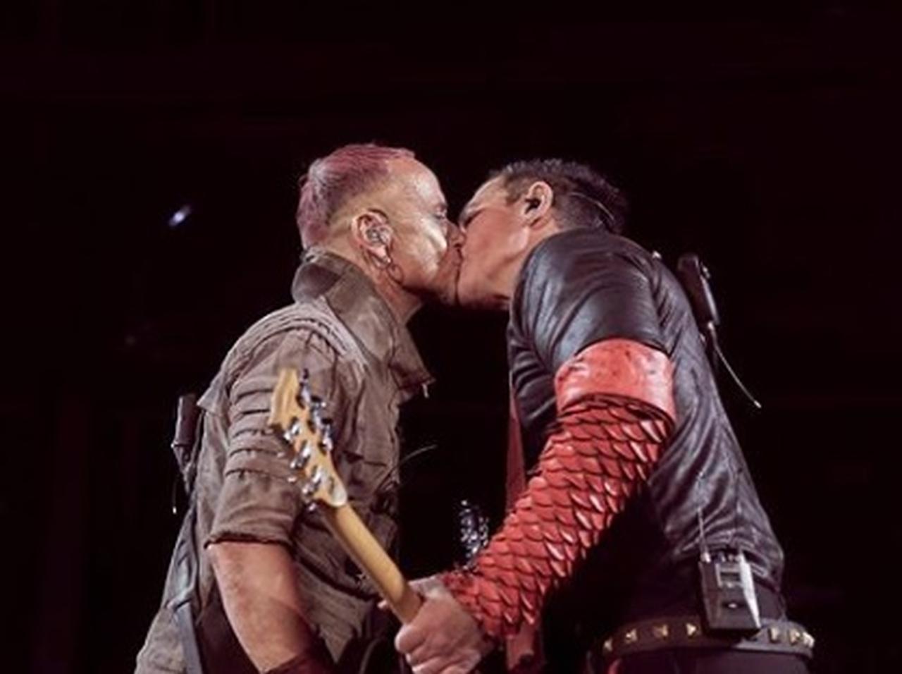 世界的メタルバンドのメンバー同士が「キス」、LGBTコミュニティの迫害続くロシアで