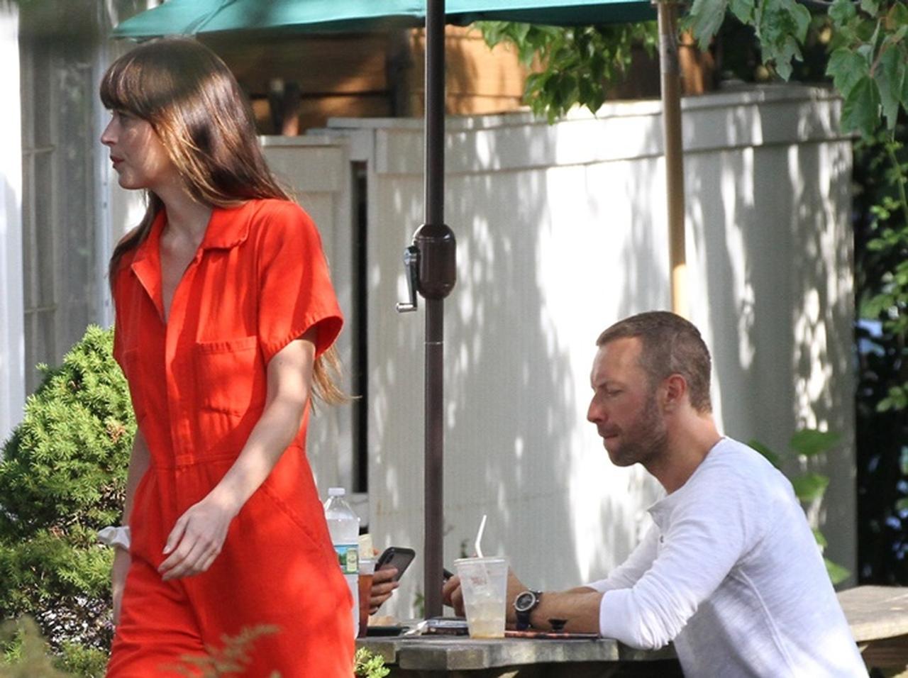 ダコタ・ジョンソンとクリス・マーティン、連日デートで破局報道を払拭【写真アリ】