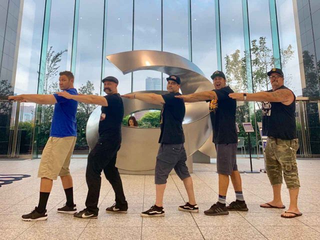 ゼブラヘッドのメンバー、『スッキリ』に「下ネタ封印Tシャツ」を着用