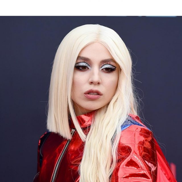 デビュー曲が再生数4億回超えの新人シンガー、スーパーヒーローになりきる【VMA2019】