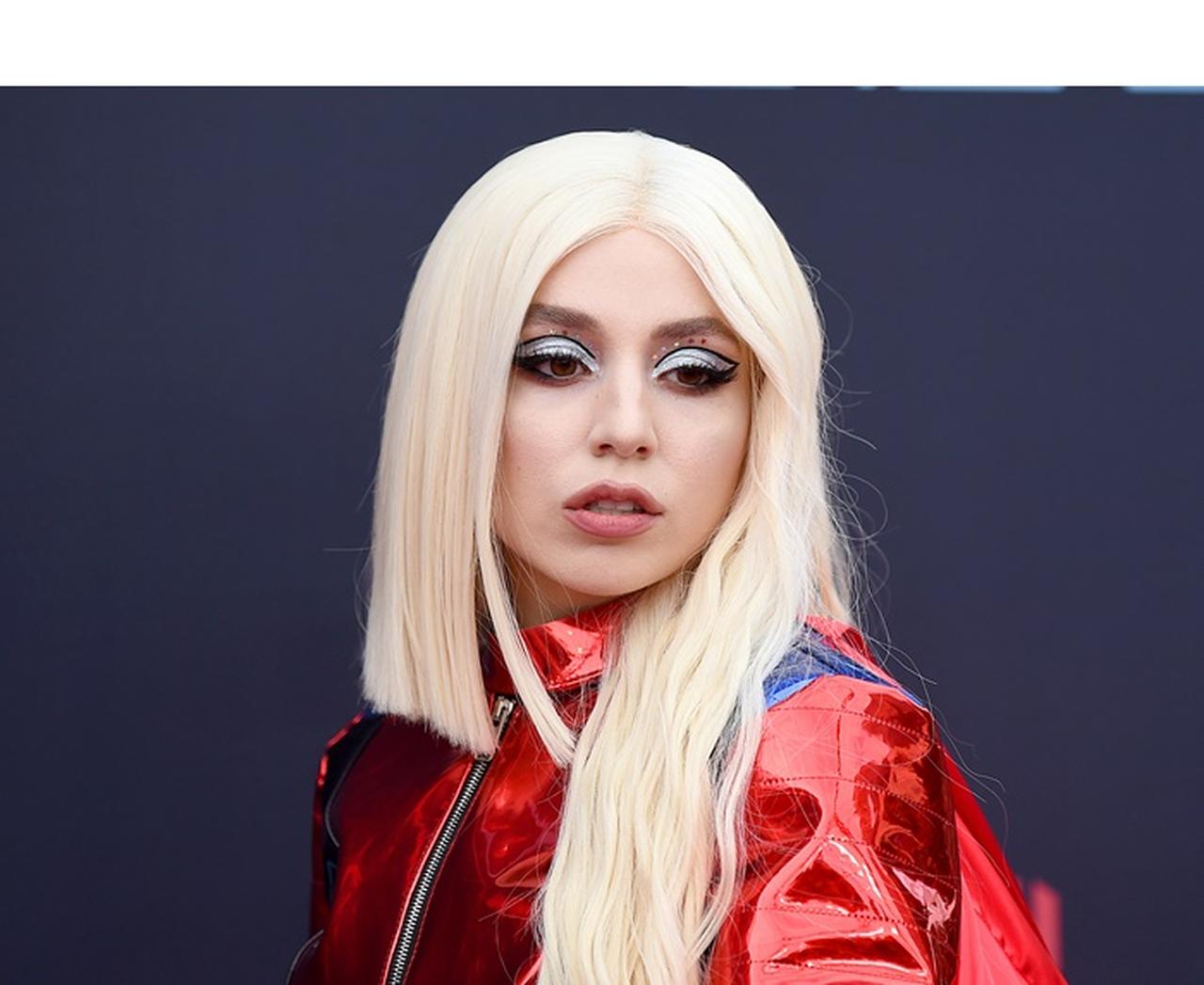 デビュー曲が再生数4億回超えの新人シンガー、スーパーヒーローになりきる【VMA2019】