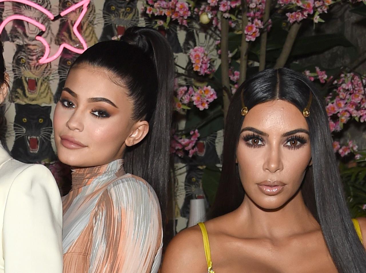 キム・カーダシアンとカイリー・ジェンナー「半分見えてる全身タイツ」でコラボ