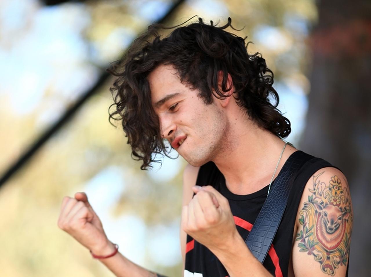 The 1975マシュー・ヒーリー、男性ファンにキスして反LGBTQ法に抗議