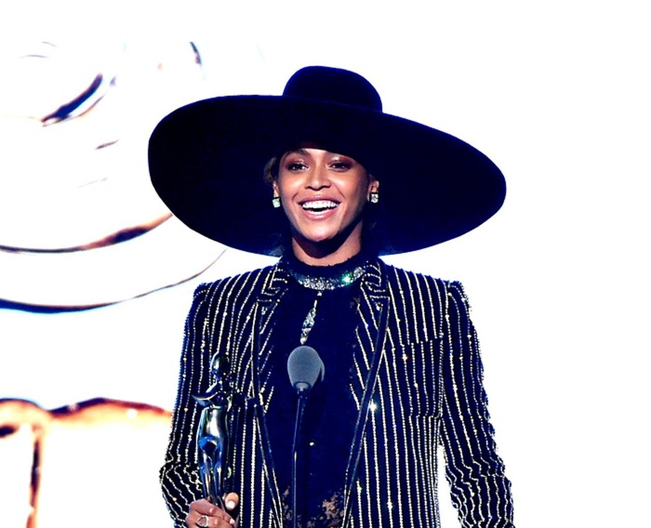 ビヨンセ、友人のパーティーにスッピン風で登場し「幼すぎる」と話題に