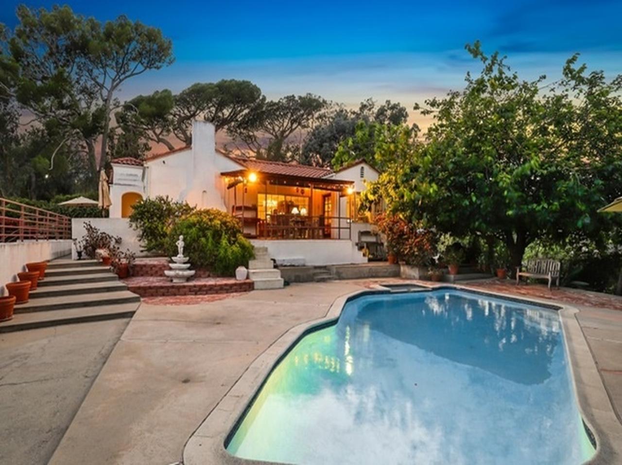 タランティーノ新作で再び話題、チャールズ・マンソンのカルト団が血で染めた「殺人ハウス」が売り出し中