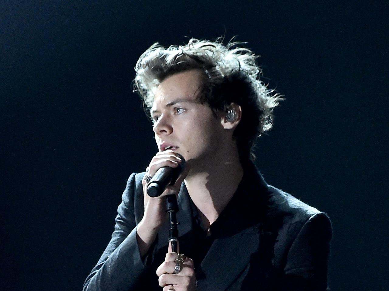 ワン・ダイレクションのハリー・スタイルズ、新MV撮影で「水も滴る良い男」に【画像アリ】