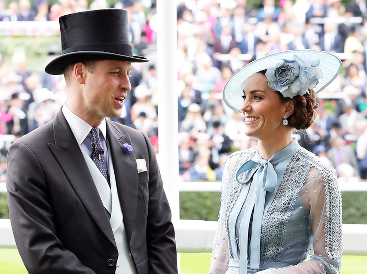 キャサリン妃、「ガニ股座り」でウィリアム王子とガチンコ対決!