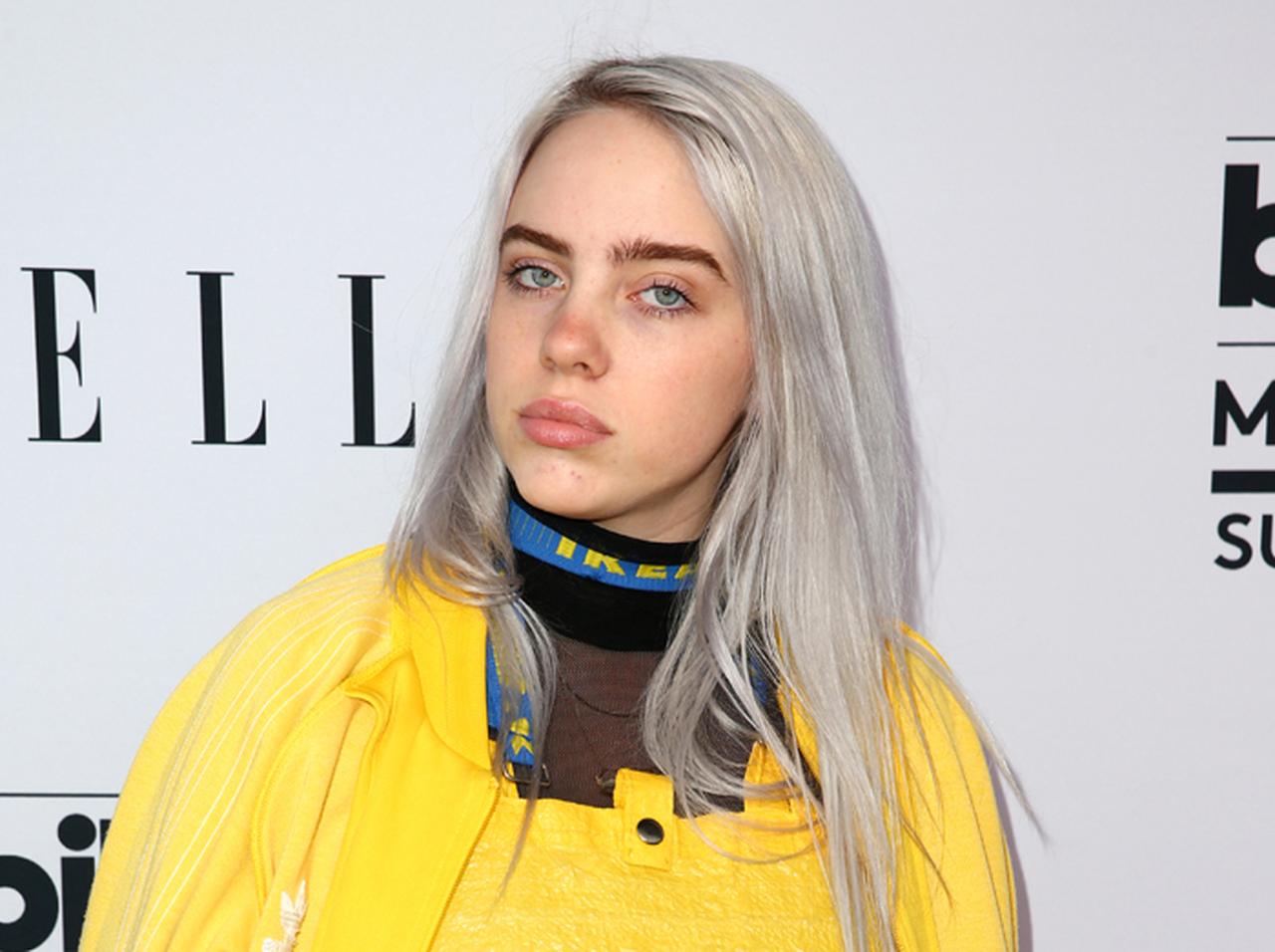 ビリー・アイリッシュが『ジョジョの奇妙な冒険』の衣装着用、でもインナーが意外すぎる