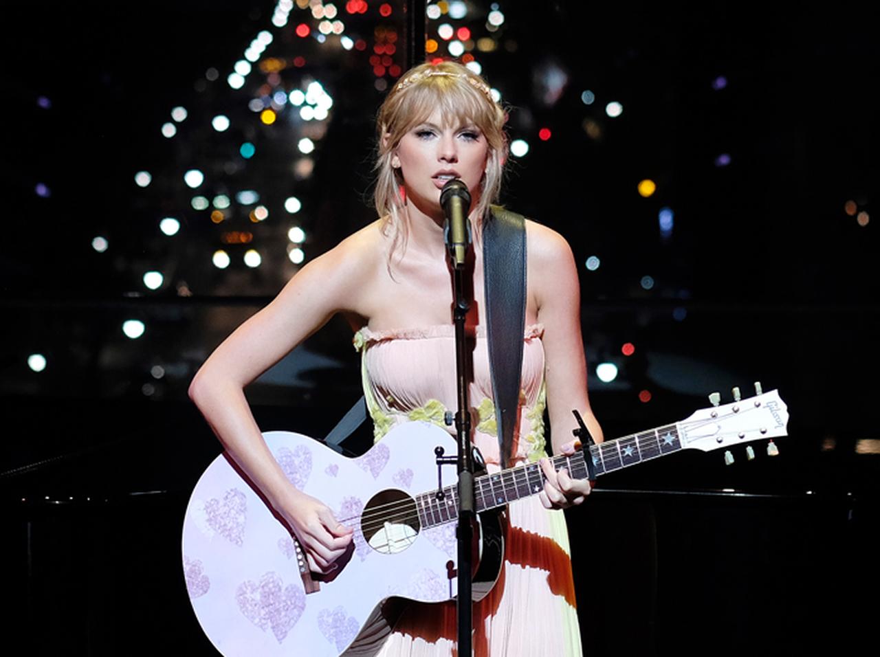 テイラー・スウィフト、1日1通の「音声ラブレター」で『ラヴァー』未公開歌詞を公開