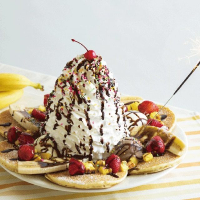 巨大バナナスプリットパンケーキがEGGS ’N THINGSに登場
