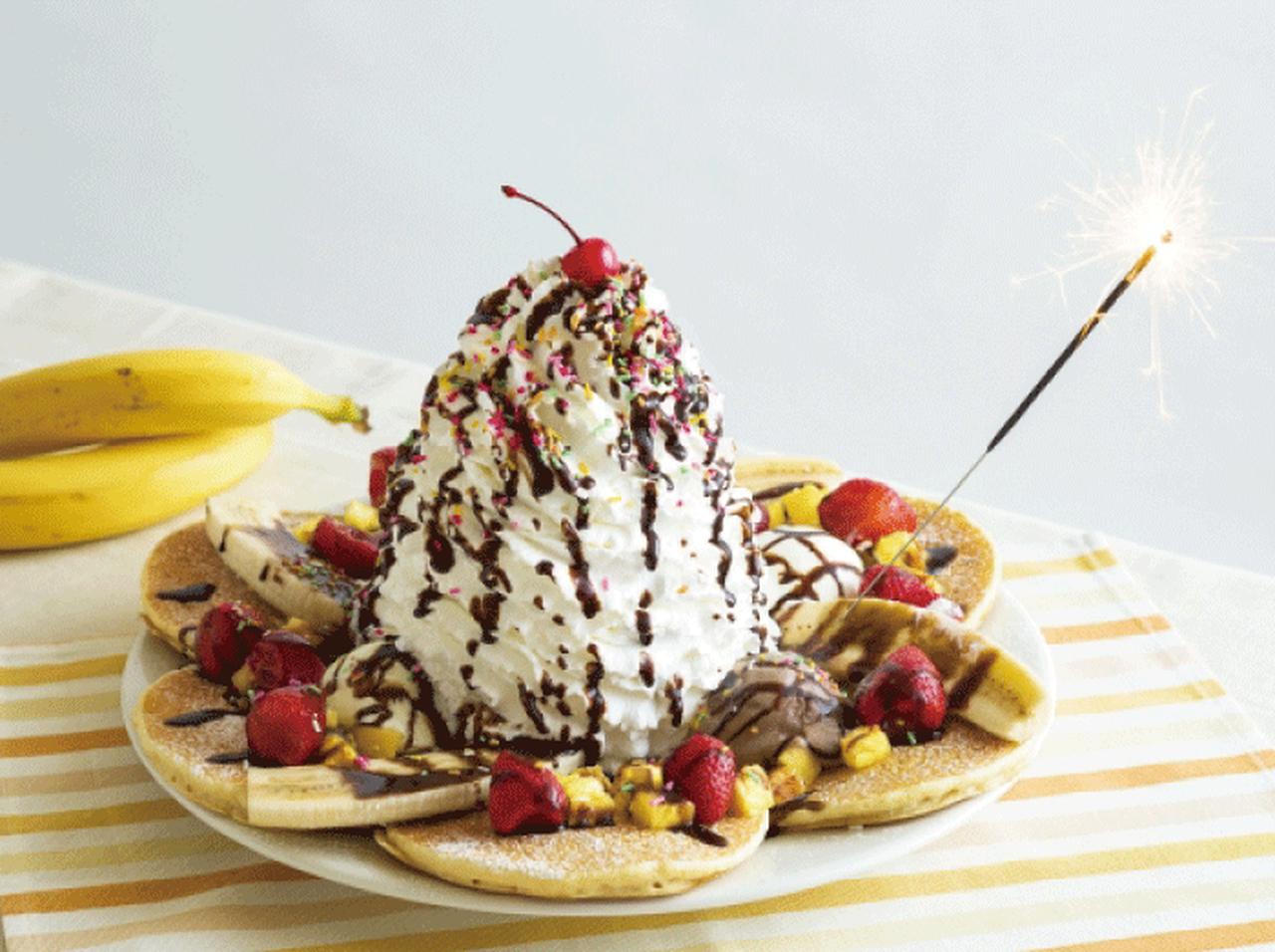 巨大バナナスプリットパンケーキがEGGS ’N THINGSに登場