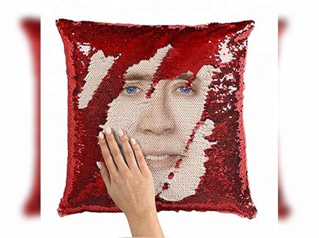 なでるとニコラス・ケイジが出てくるスパンコールクッションがAmazonで多発中
