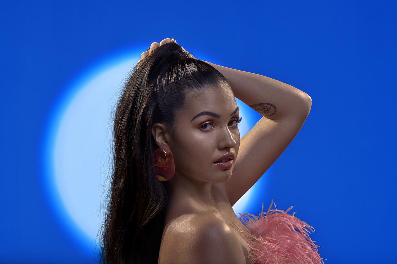 メイベルが9月に初プロモ来日!カリスマシンガーを母にもつ2世シンガー