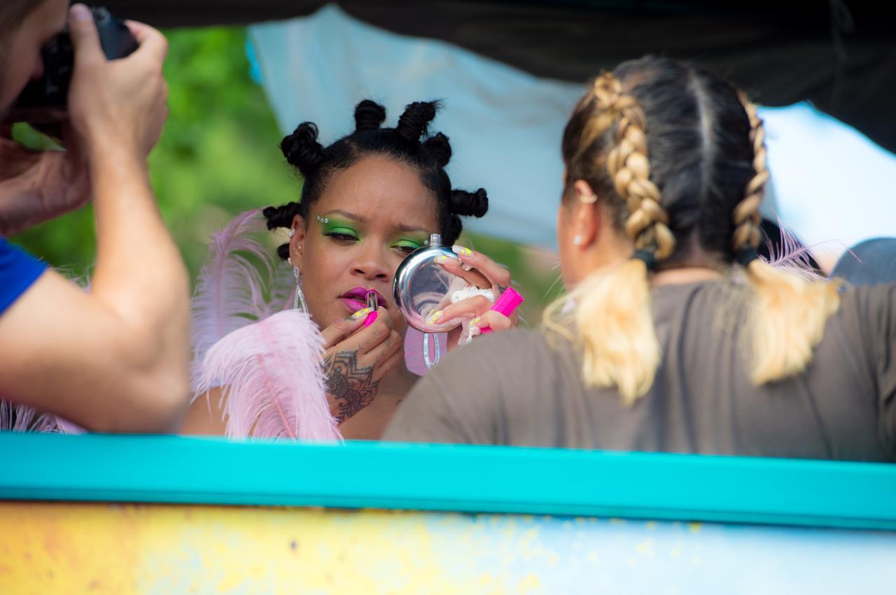 リアーナが地元バルバドスの祭りで使っていたリップが手に入る