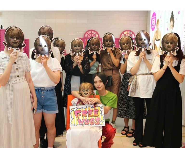 『アナベル 死霊博物館』のアナベルちゃんが原宿でフリーハグを実施！