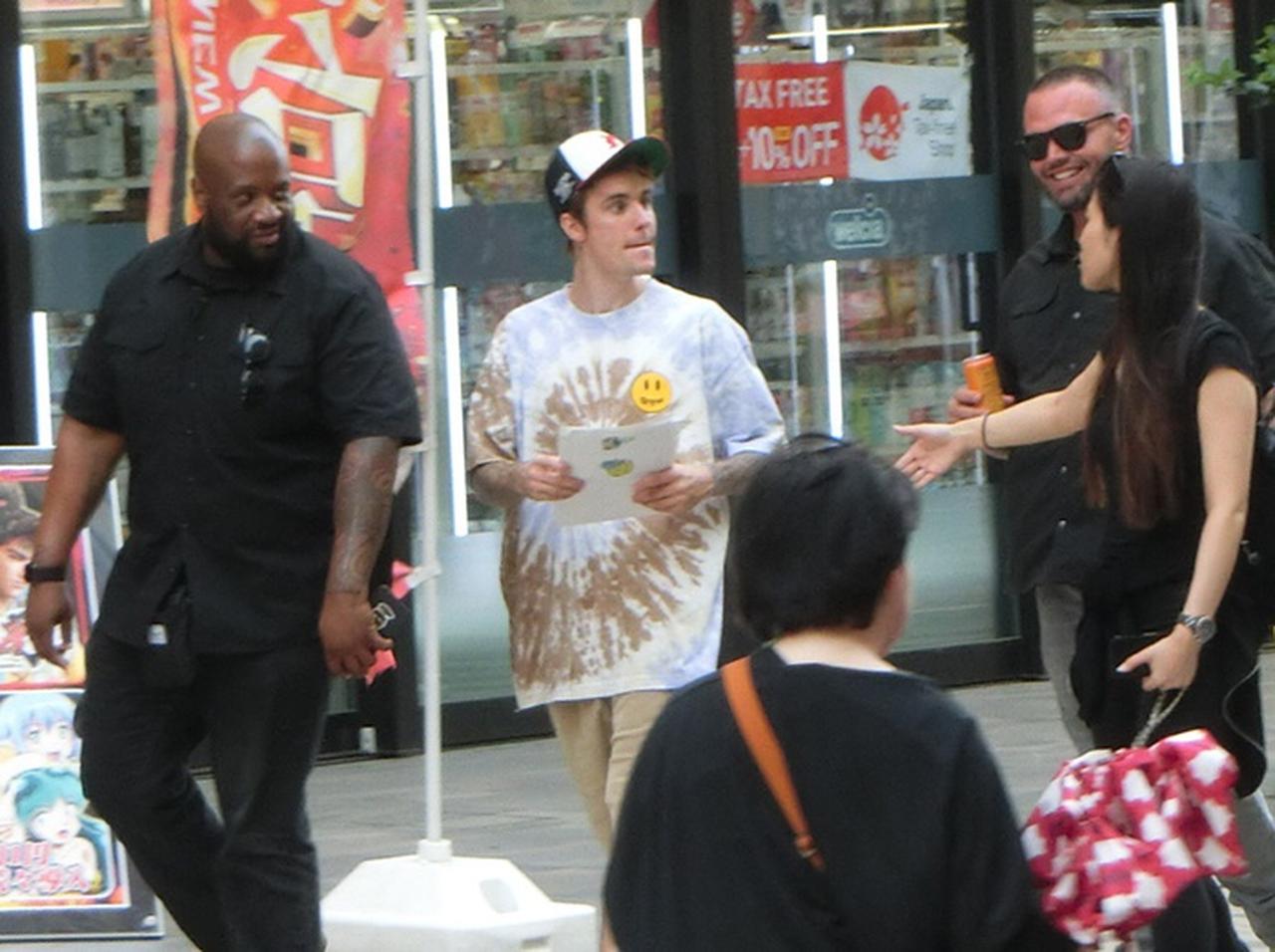 ジャスティン・ビーバーが「秋葉原」に降臨、ドラえもんやポケモンのグッズにまみれる