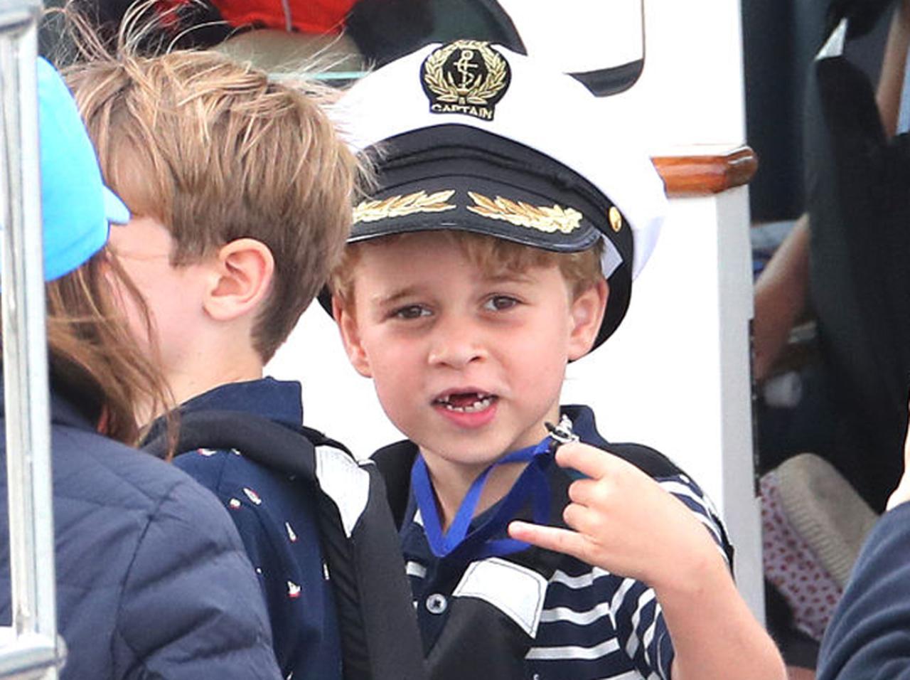 ジョージ王子、人類最強のサバイバル冒険家の指南で「アリ」を食す