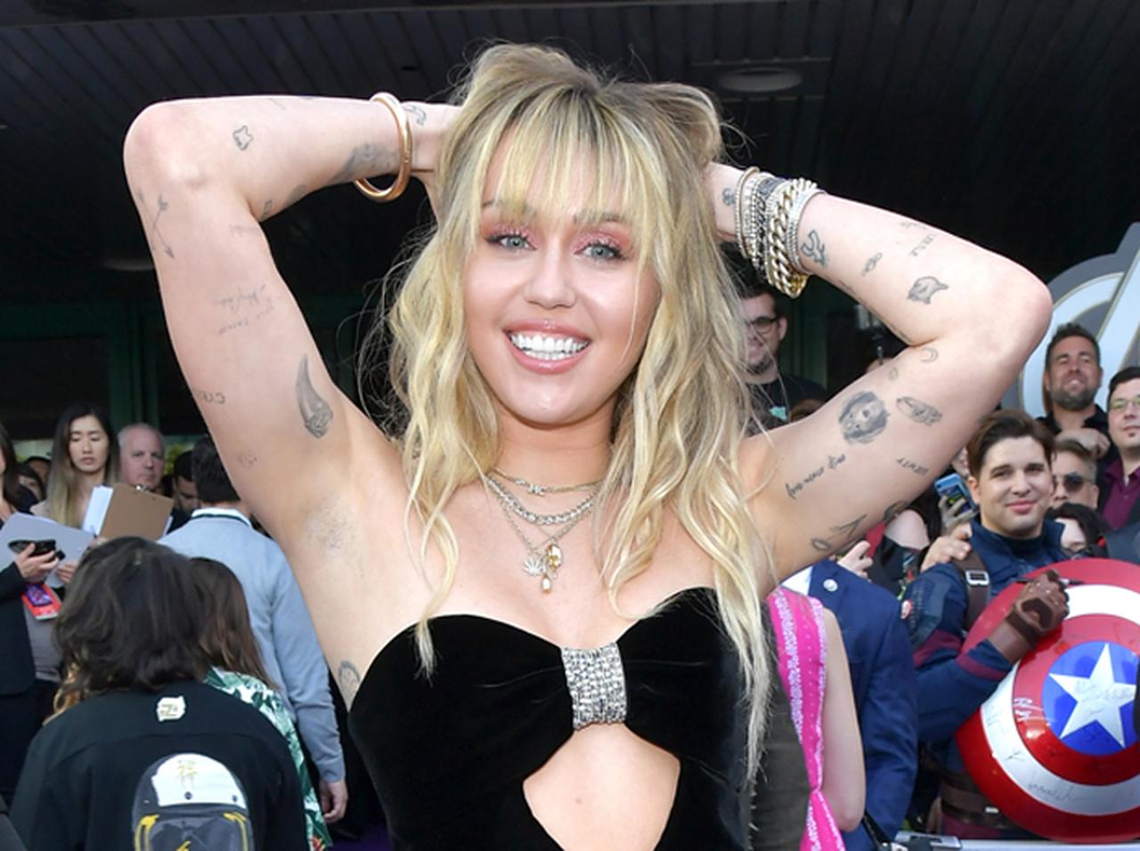 マイリー・サイラス、新恋人との休暇にちなんだ「ちょっと物騒なタトゥー」をゲット