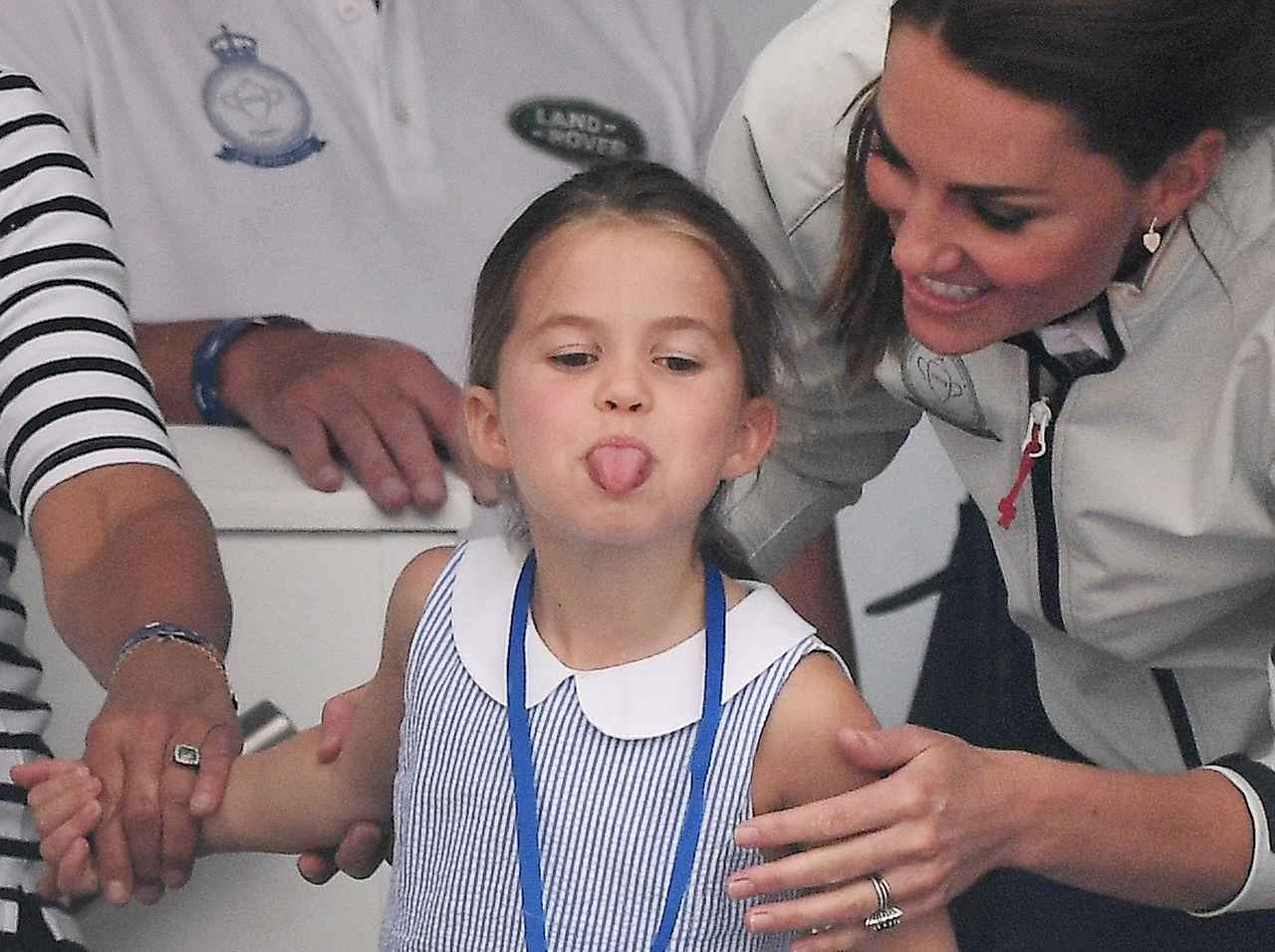 シャーロット王女の「あっかんべー」、父ウィリアム王子もしていたことが発覚【写真アリ】