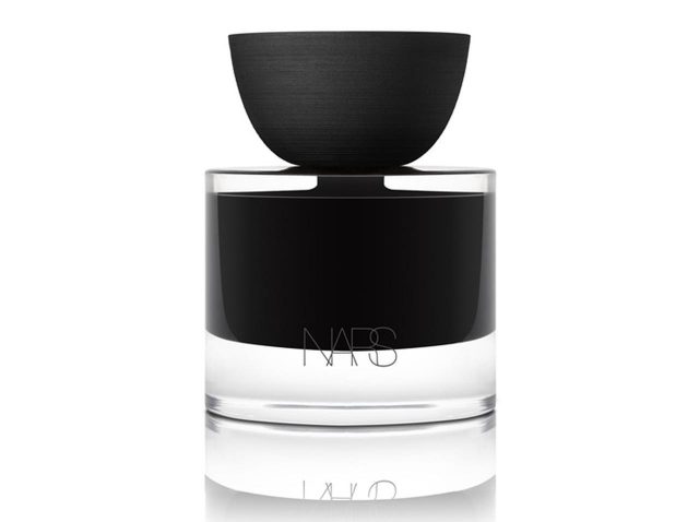 NARS、“大胆”を体現するブランド初のフレグランスを発売
