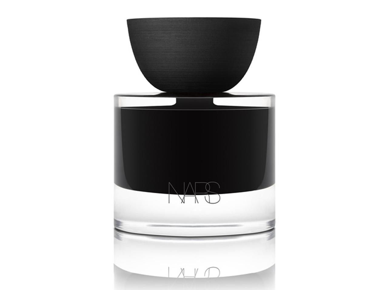 NARS、“大胆”を体現するブランド初のフレグランスを発売