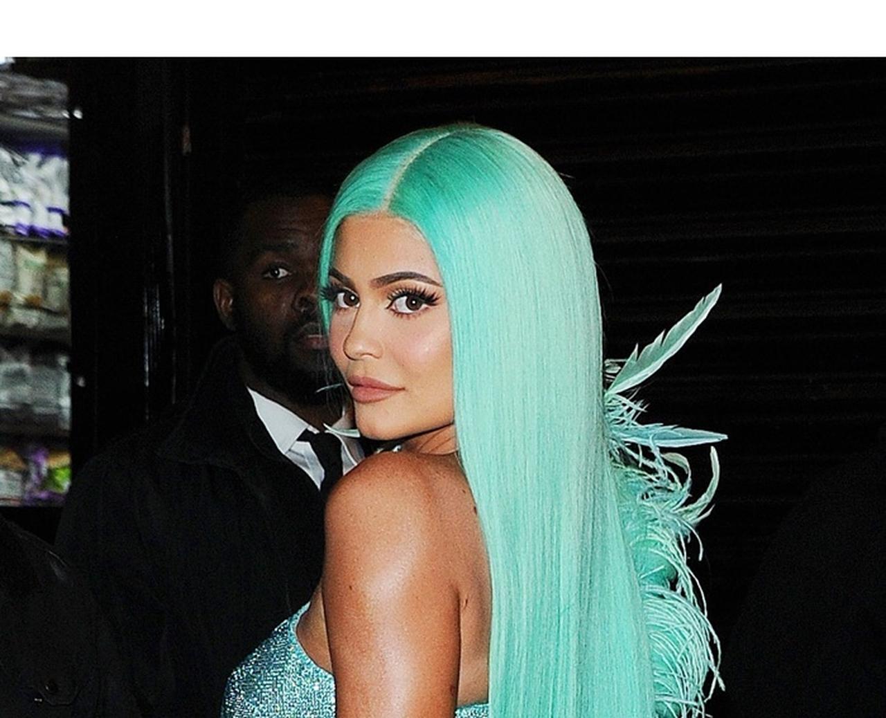 カイリー・ジェンナー、25年前のレアなシャネルの水着をお披露目!その値段は?