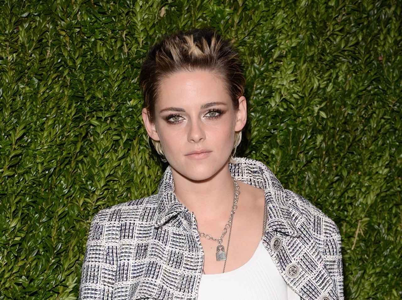 クリステン・スチュワートに新恋人?長年の友人とのキス現場をキャッチ