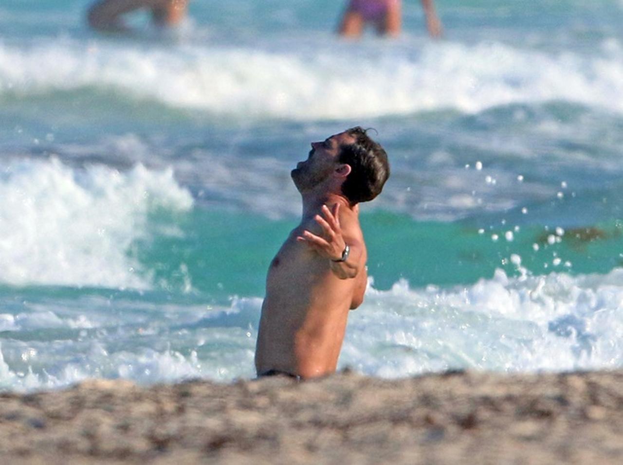 『フィフティ・シェイズ』ジェイミー・ドーナン、柄にもなく半裸で暴れる【写真アリ】