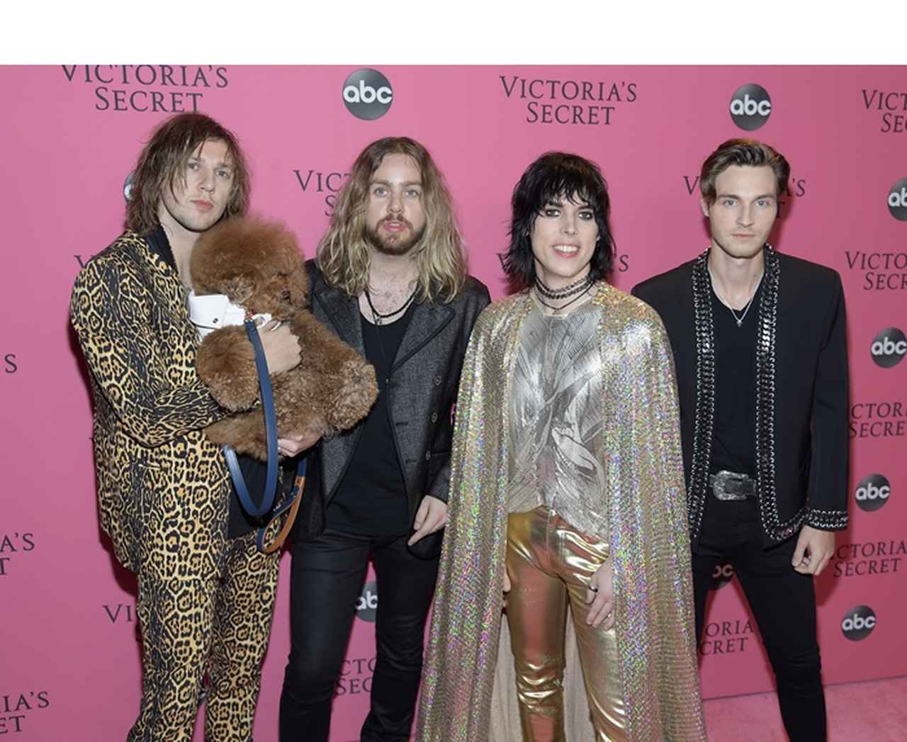 ザ・ストラッツがサマソニ前日に新宿タワレコで激レアインストアライブを開催