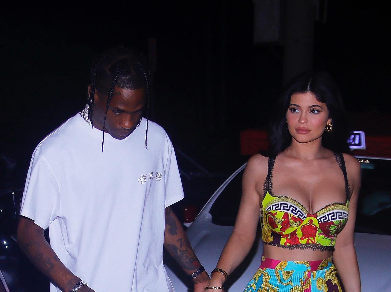 カイリー・ジェンナー恋人、誕プレは「5000万円以上」の超高級『唇ネックレス』