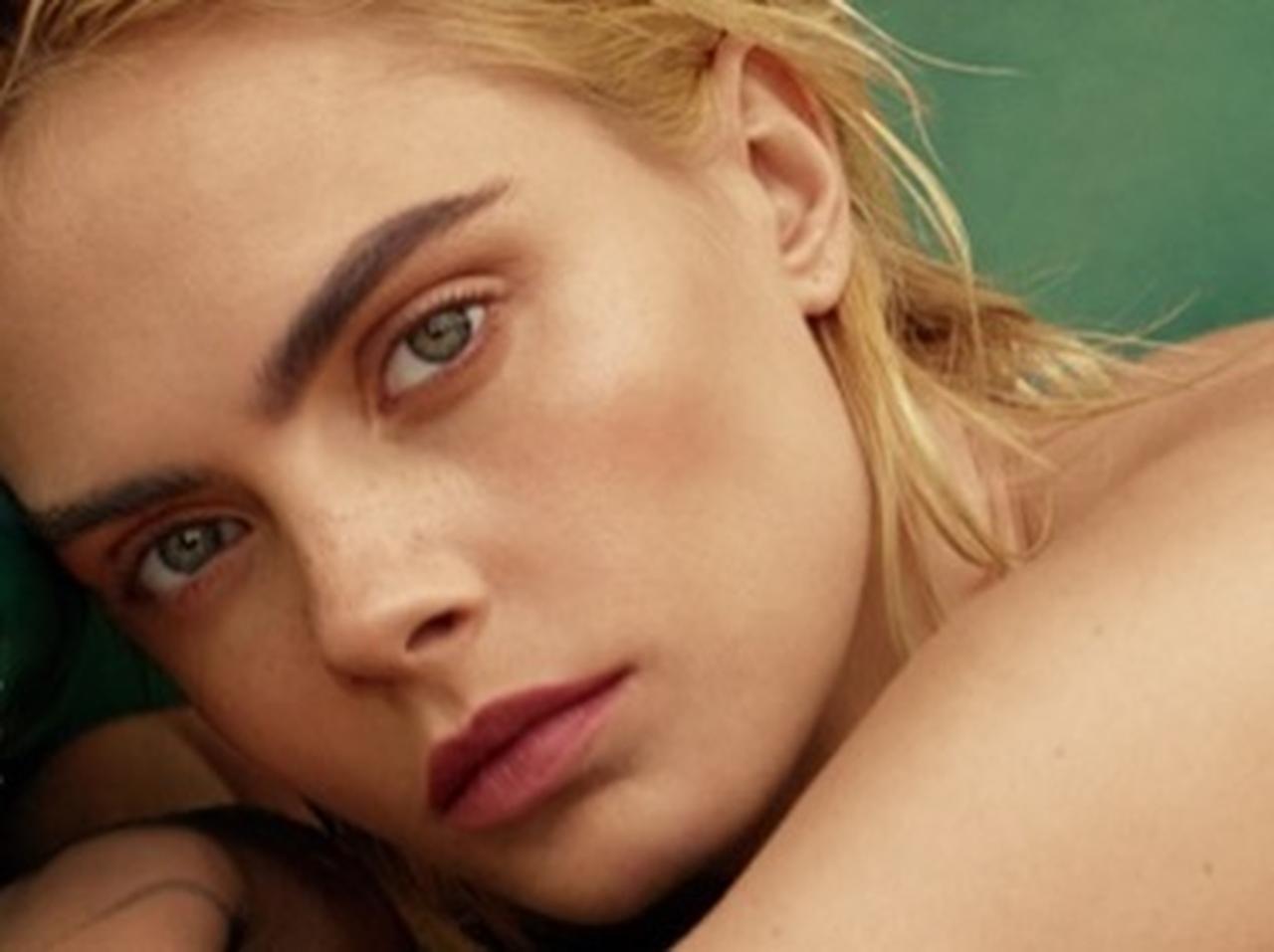 カーラ・デルヴィーニュ、「ヌード」披露はあの『超トップモデル』へのオマージュ