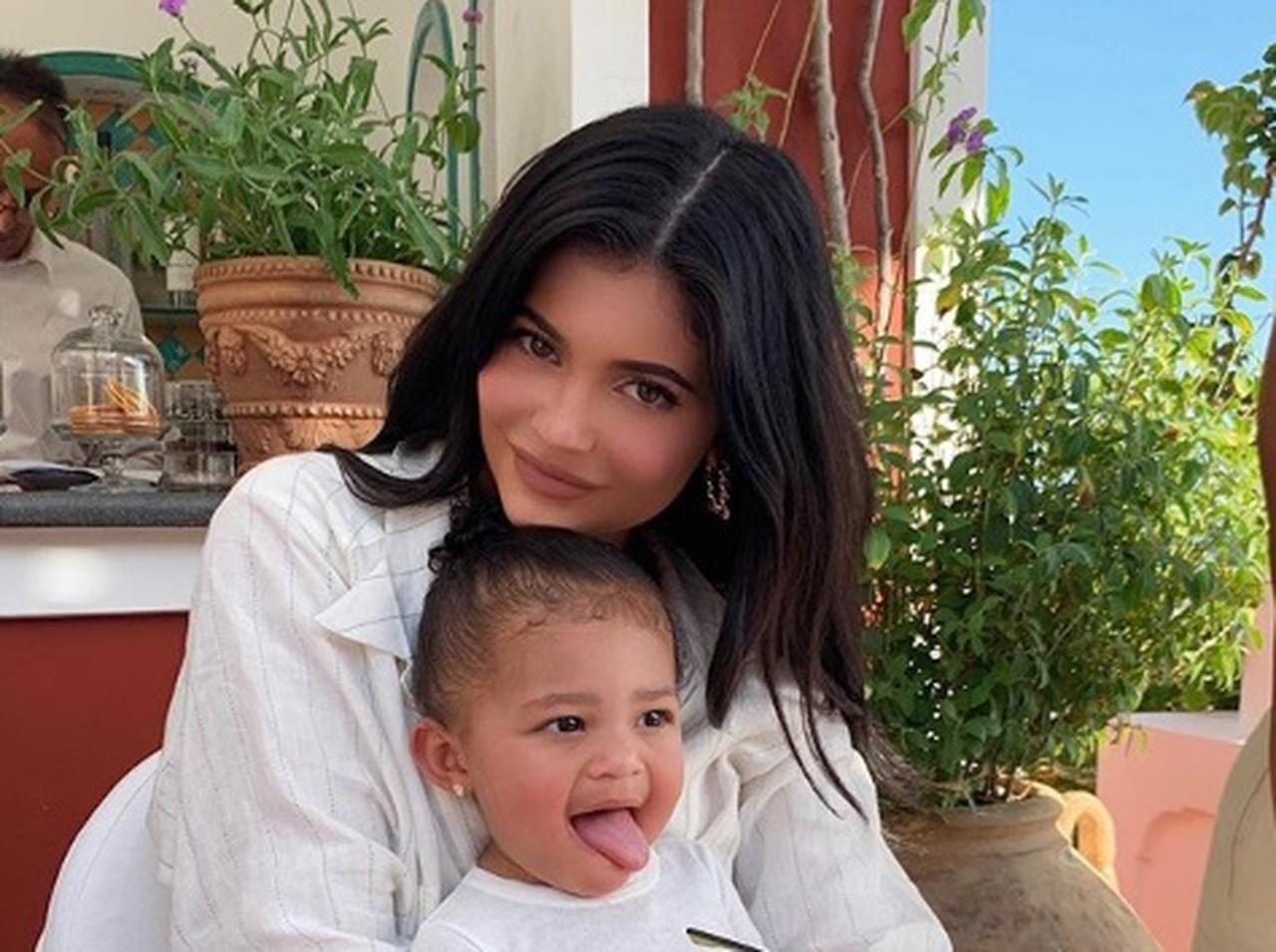 カイリー・ジェンナー“1歳”娘、バースデーソングを「ふにゃふにゃ」と歌う様子に悶絶