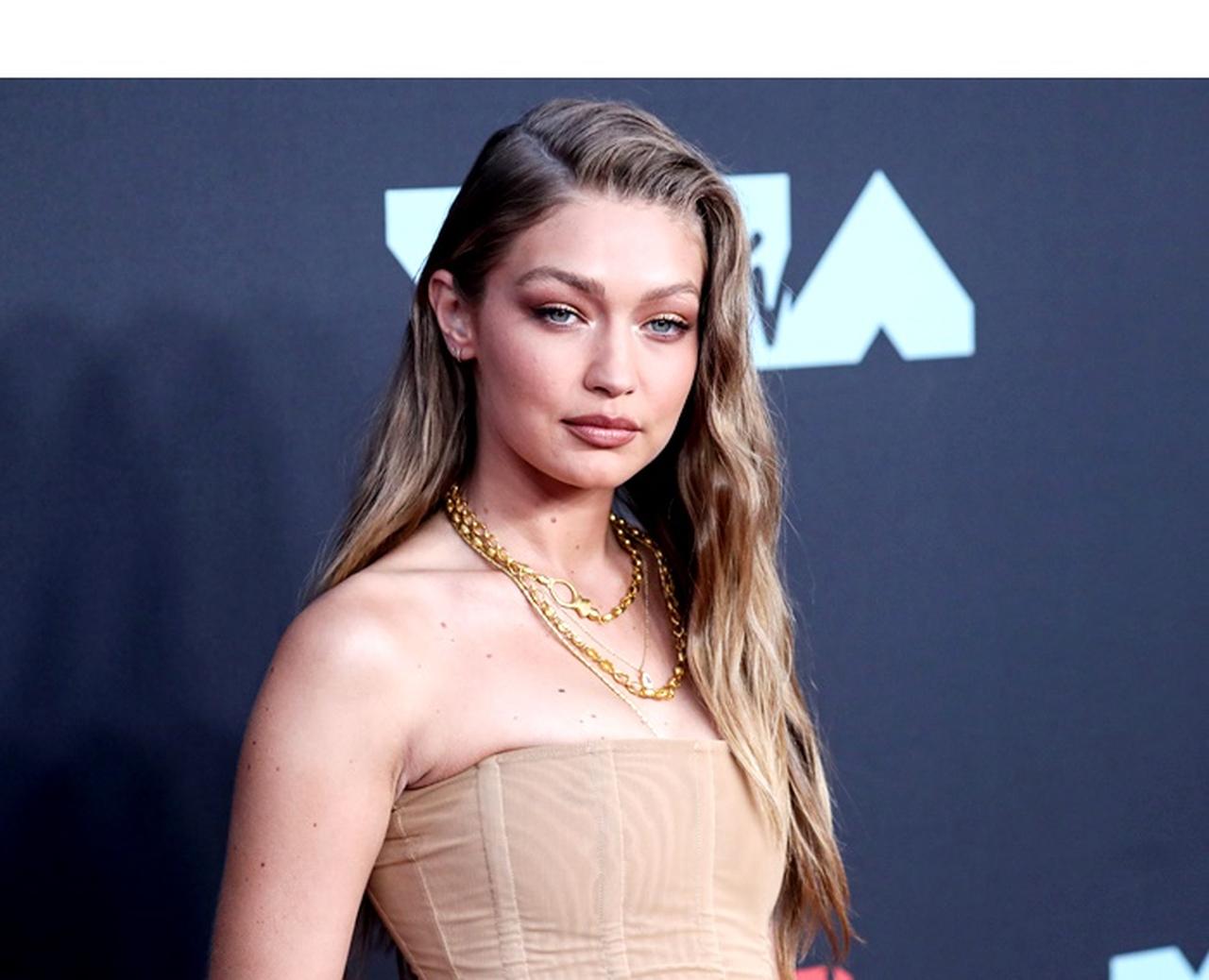 ジジ・ハディッド、MTV VMAのメイクは全部ドラッグストアコスメ