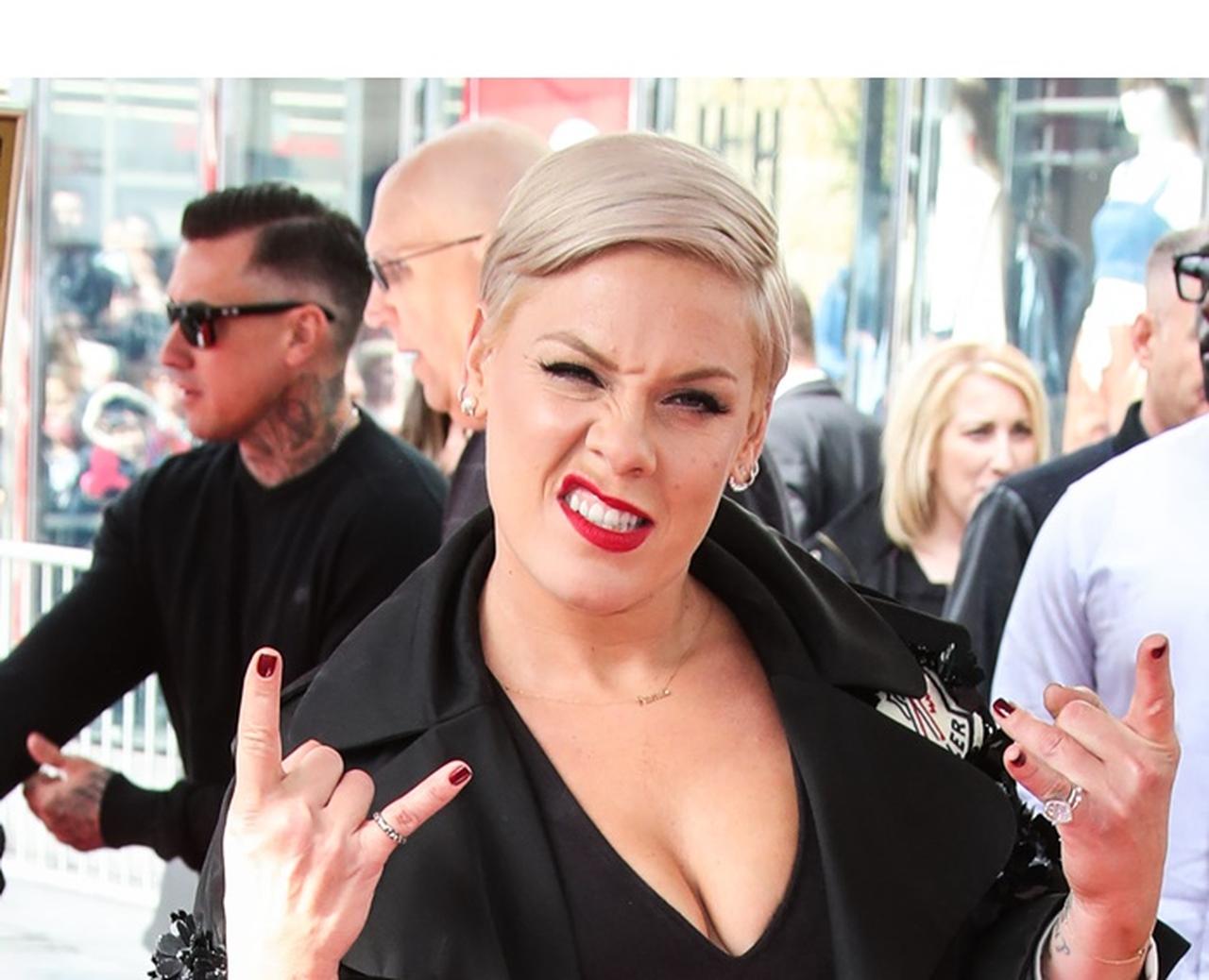 ピンク、育児批判された同世代の子を持つセレブママのために取った驚きの行動とは？