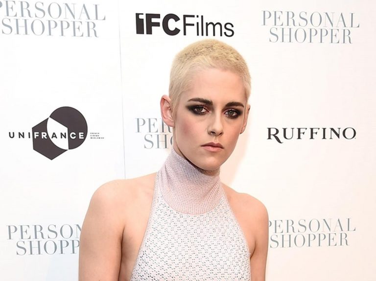 クリステン・スチュワート、坊主で撮影に臨んだ映画『Underwater』の予告編が公開