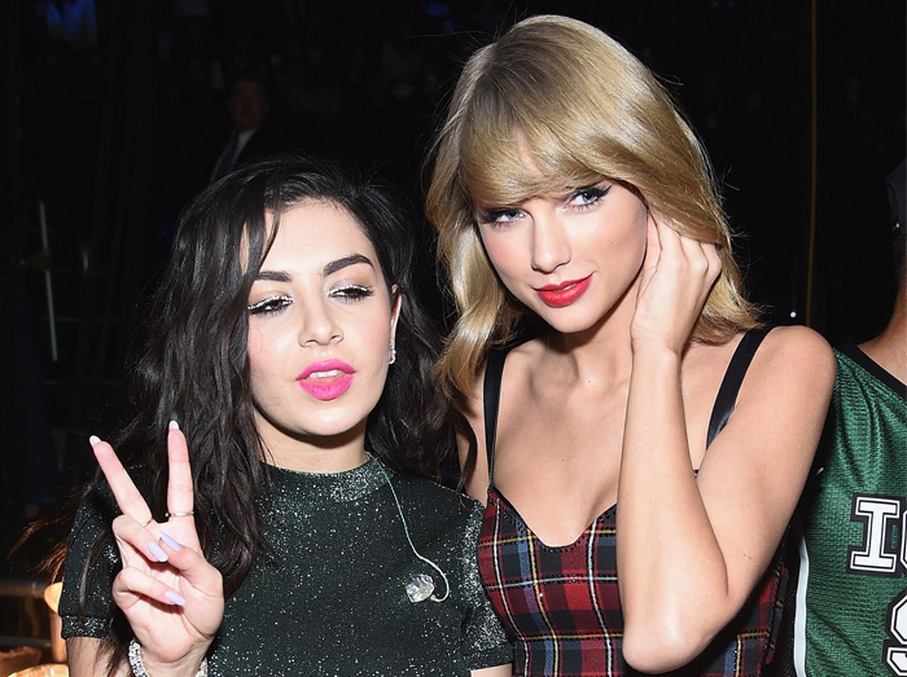 テイラー・スウィフトのファンを「5歳児呼ばわり」した歌手をテイラーファンが擁護