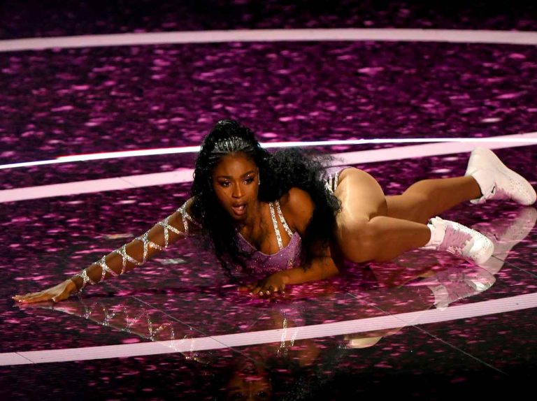 フィフス・ハーモニーのノーマニ、“ステージを1人占め”して大開脚【VMA2019】