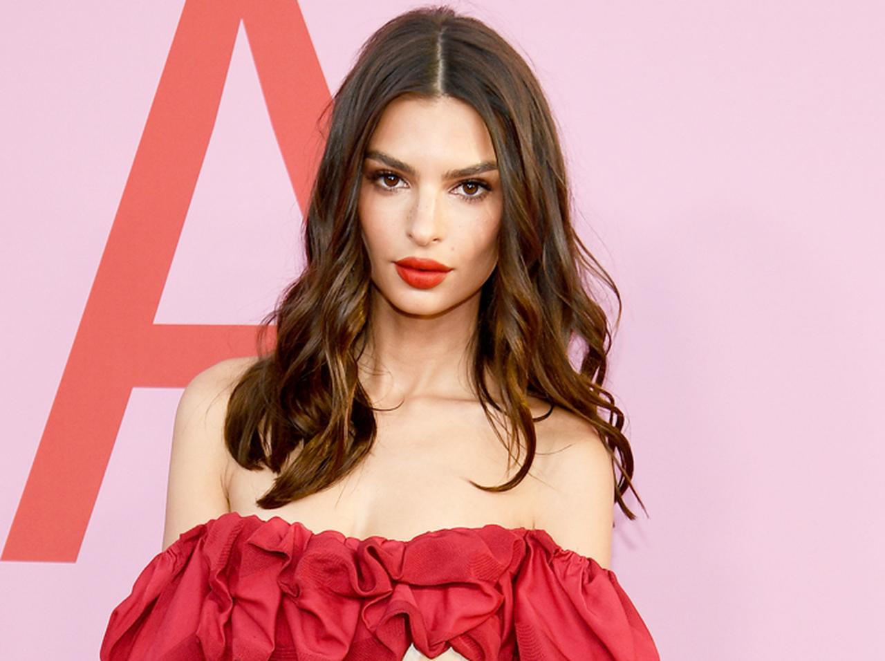 エミリー・ラタコウスキー、「ワキ毛」を大胆に見せながら女性の権利を説く