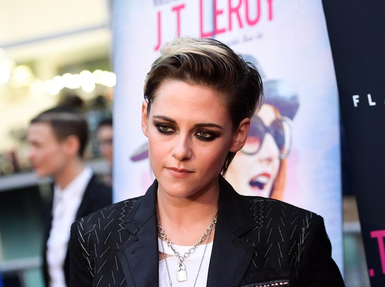 クリステン・スチュワート、新恋人と顔を寄せ合い木陰でキスする姿が映画のよう