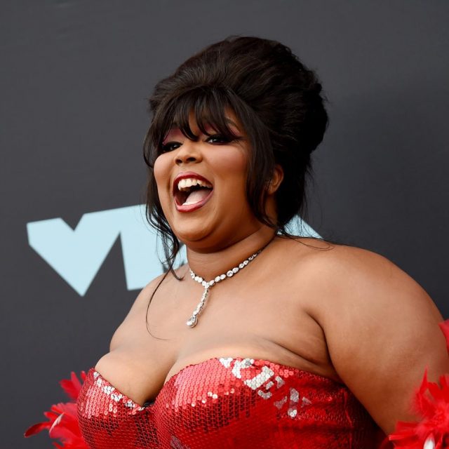 リゾが巨大な「お尻」の前で「腰振りダンス」、さらに「一気飲み」も！【VMA 2019】