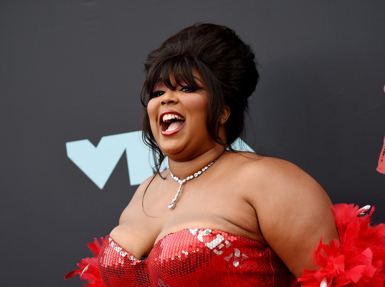 リゾが巨大な「お尻」の前で「腰振りダンス」、さらに「一気飲み」も!【VMA 2019】