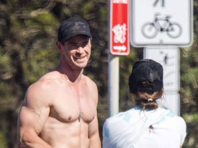 クリス・ヘムズワース、路上で「生着替え」大サービス【写真アリ】