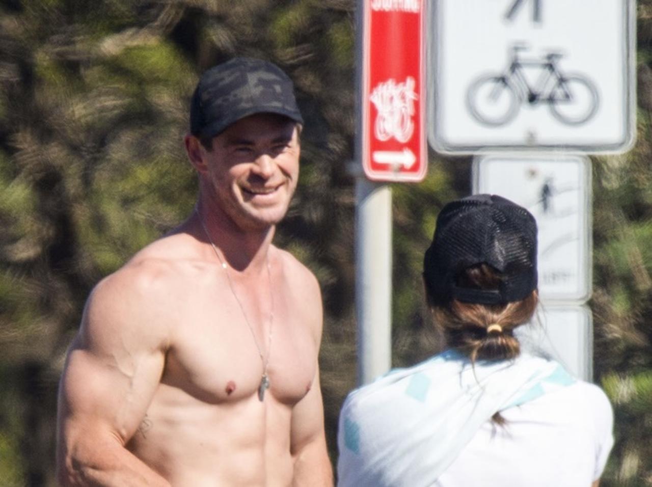 クリス・ヘムズワース、路上で「生着替え」大サービス【写真アリ】