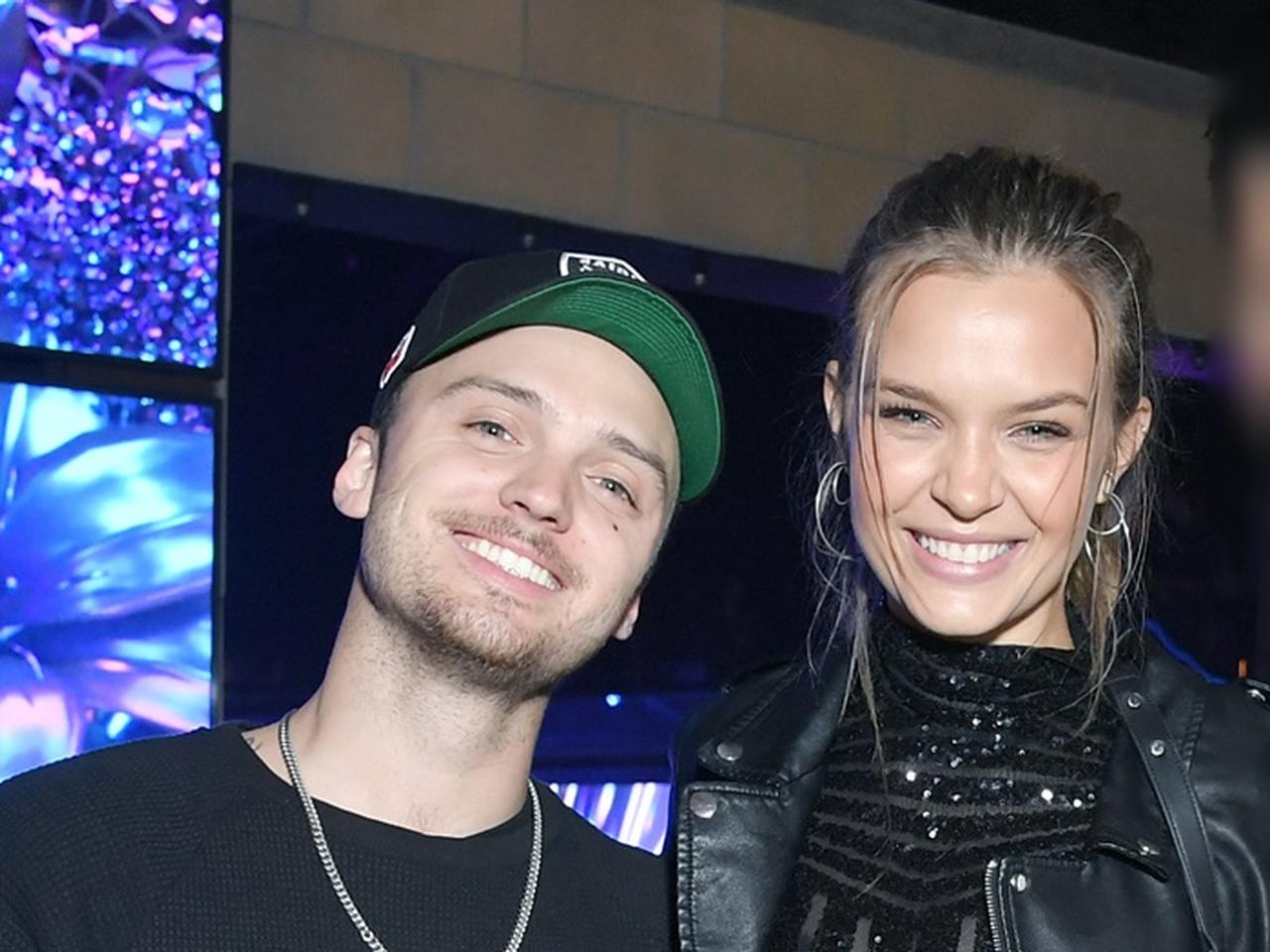 ジョセフィン・スクライバー、婚約者と来日!早速東京ディズニーシーへ