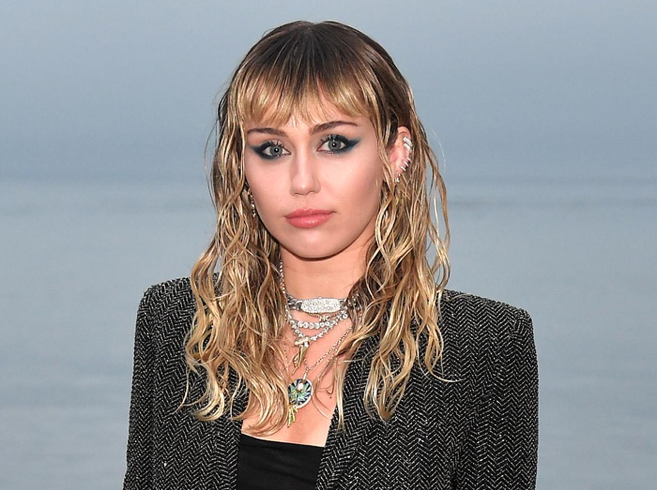 マイリー・サイラス、噂の“新恋人”とトイレで…クラブの至る所で「情事」が目撃