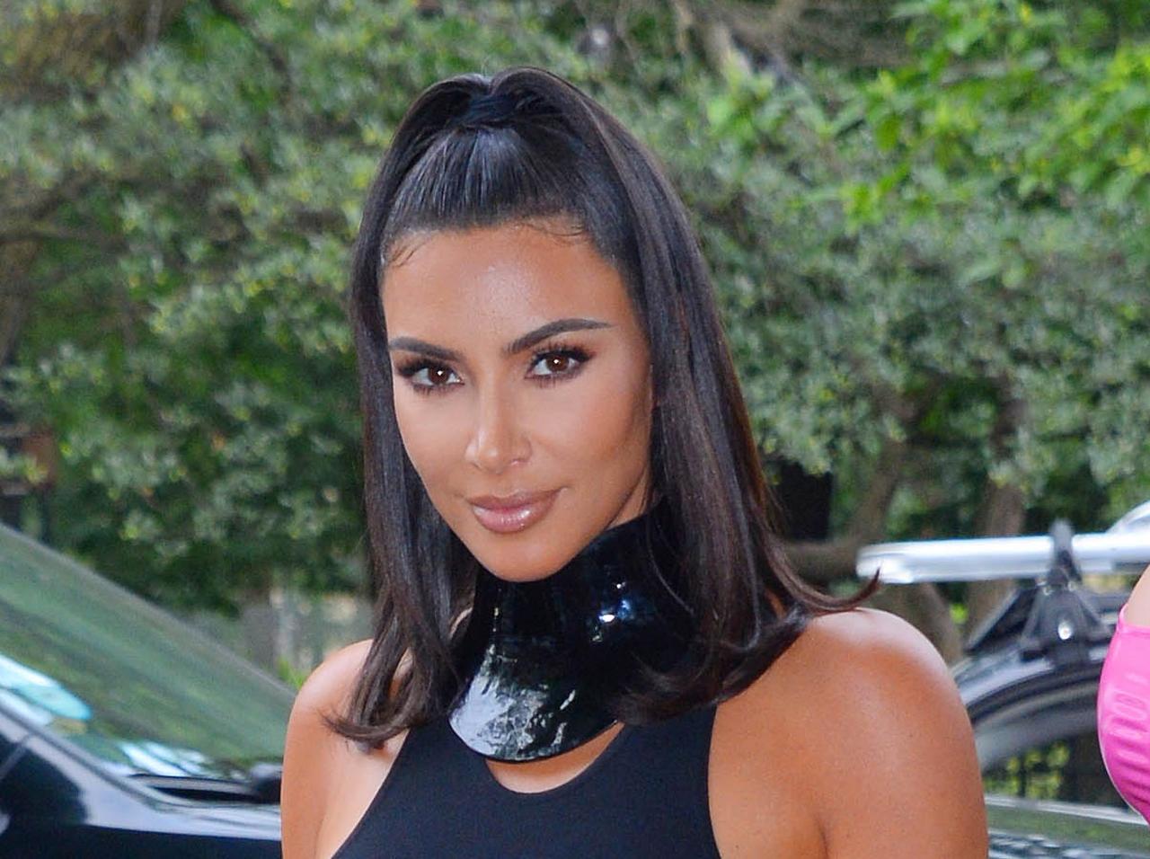 初公開!キム・カーダシアンが子供4人の集合写真を公開、水着は親子コーデ