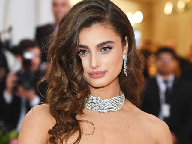 愛されモデルのテイラー・ヒル、「睡眠ラブ」で休日はベッドでゴロゴロ