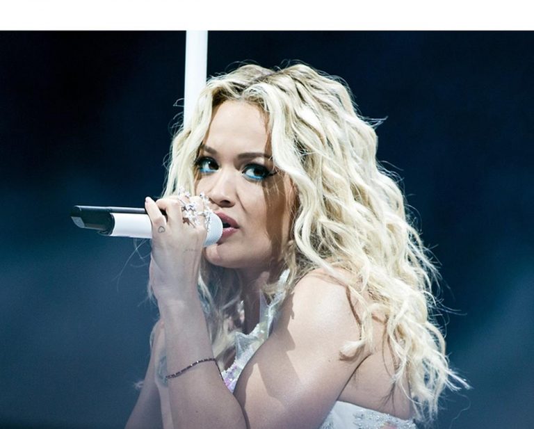 リタ・オラ、サマーソニックのステージで着用した衣装で日本に敬意を払う