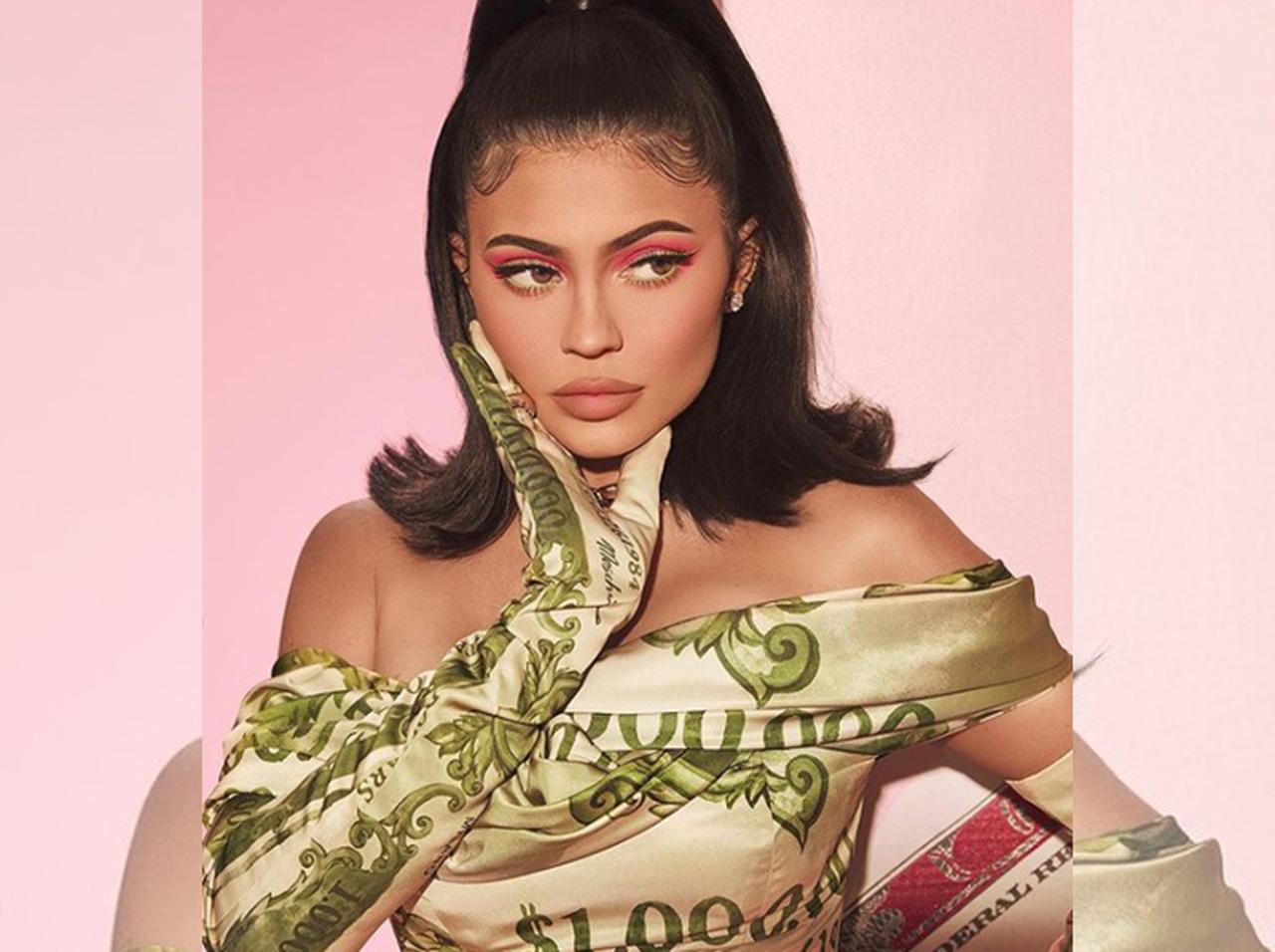 億万長者のカイリー・ジェンナー、「かね・カネ・金！」な新作コスメが反感買う