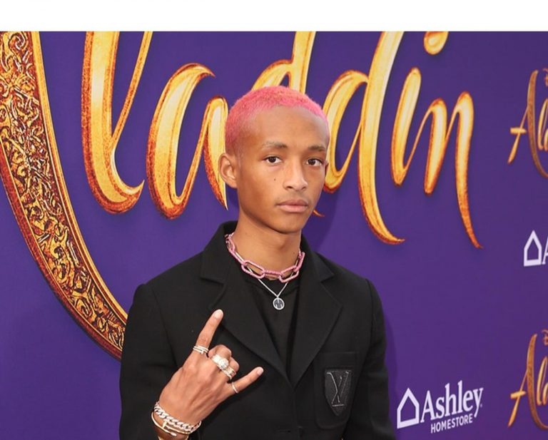 ジェイデン・スミス、コンサート中に自らバリカンで毛を刈る【動画アリ】